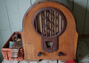 Picture of an antique radio